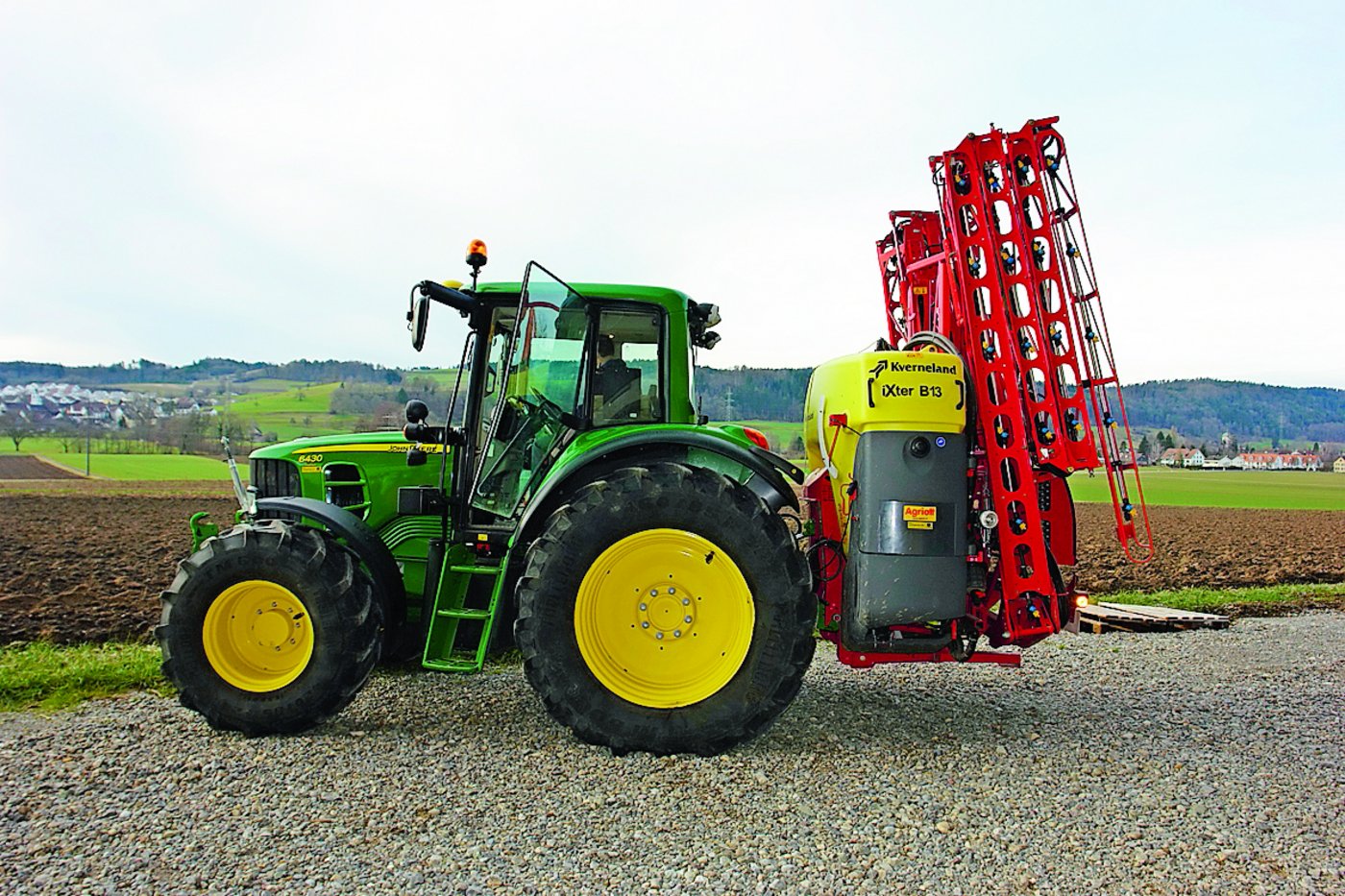 <p class="Bildlegende_Bildlegende_x05">Die Kverneland iXter B 13 ist mit einem vollautomatischen Reinigungssystem ausgestattet. (Bild: Katharina Scheuner)</p>