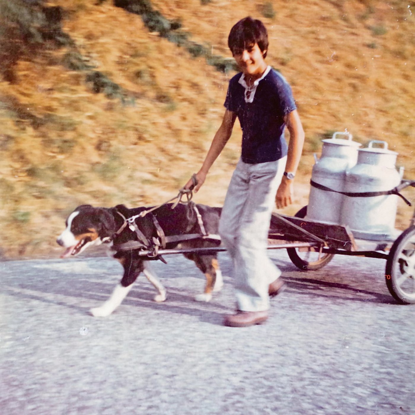 Peter Fankhauser mit dem Hund Bäri auf dem Käsereiweg. Das Bild dürfte über 40 Jahre alt sein. (Bild zVg)