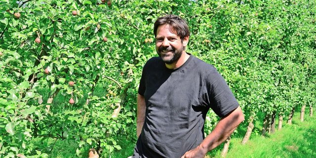 2009 hat der Thurgauer den Betrieb von seinem Vater zuerst in Pacht übernommen. 2021 folgte die Umstellung auf Bio. Bereits zuvor verzichtete er auf Massnahmen, die «alle Insekten abgeräumt» hätten.