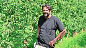 2009 hat der Thurgau 2009 hat der Thurgauer den Betrieb von seinem Vater zuerst in Pacht übernommen. 2021 folgte die Umstellung auf Bio. Bereits zuvor verzichtete er auf Massnahmen, die «alle Insekten abgeräumt» hätten.