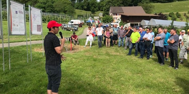 Andreas Bühlmann von Agroscope informiert über das "Qualitätsrisiko Ernte". (Bild akr)