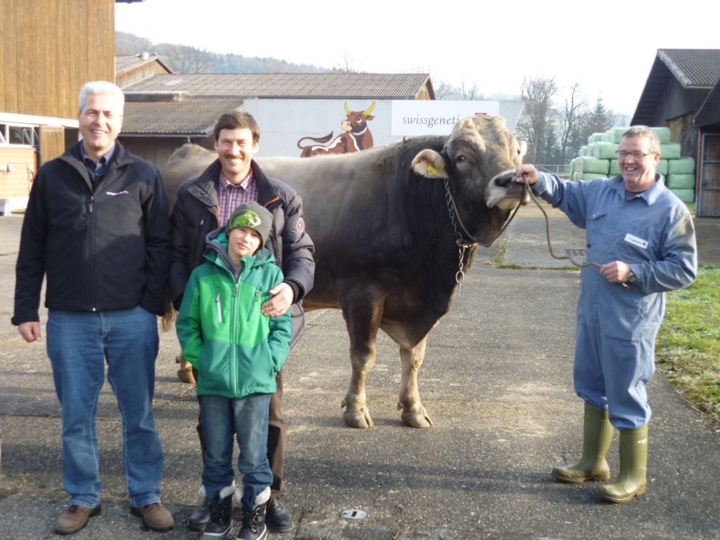Jongleur-ET mit Züchter Gion Peter Vinzens aus Luven GR und Sohn Fabio. Links Richard Schmid, Regionalleiter Mülligen, und an der Halfter Leo Grünenfelder, Betriebsleiter Mülligen. (Bild: zVg)