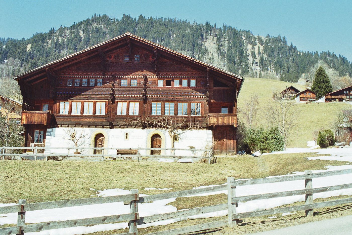 Das Haus Rain in Saanen. Es wurde 1670 erbaut und diente als Kastlanei. (Bild Schweizerische Bauernhausforschung) 