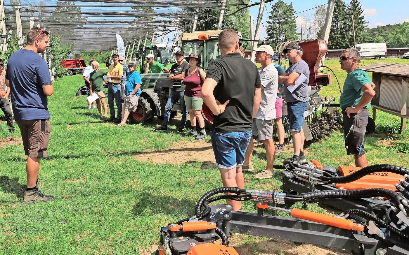 Ramon Staubli (links) gab an der Steinobst-Begehung des LZ Liebegg Einblick in seinen vielseitigen Betrieb mit Beeren, Obst, Gemüse und Direktvermarktung.