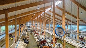 Prunkstück des Erwei Prunkstück des Erweiterungsbaus bei der DeLaval-Versuchsfarm ist der neu erbaute VMS-Stall mit Besucherzentrum und Platz für bis zu 350 Milchkühe.