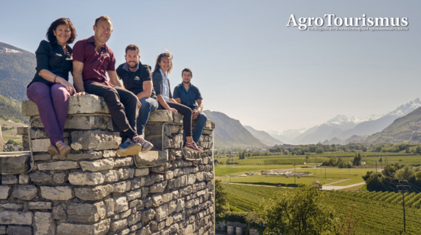 Familie Caloz-Évequoz auf dem ehemaligen Wasserturm, der als kleine Pension für die Übernachtung der Gäste dient: Monique und Bertrand Caloz, Sohn Benoît, Tochter Virginie und Sohn Damien. (Bild Charly Cavin)