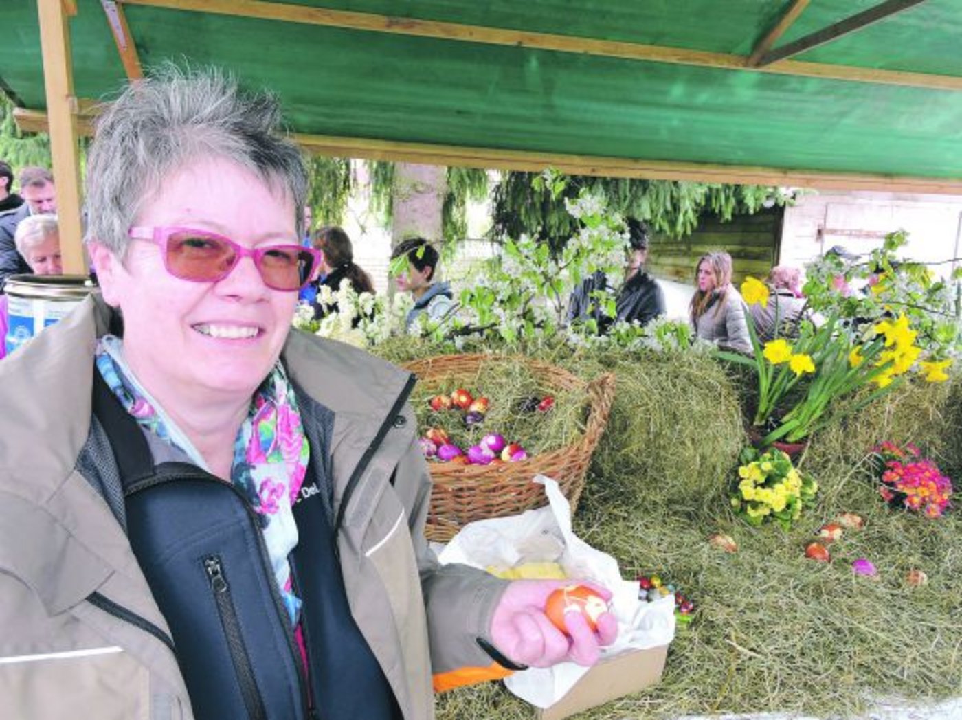 Oft hilft Dorli Jordi bei diversen Arbeiten und Aktivitäten mit viel Engagement und Freude. Wie beispielsweise hier an der "Eiertütschete" in Huttwil BE,  wo sie jeweils mit Helferinnen und Helfern den Wagen schmückt und bestückt. (Bild Barbara Heiniger) 