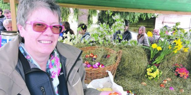 Oft hilft Dorli Jordi bei diversen Arbeiten und Aktivitäten mit viel Engagement und Freude. Wie beispielsweise hier an der "Eiertütschete" in Huttwil BE,  wo sie jeweils mit Helferinnen und Helfern den Wagen schmückt und bestückt. (Bild Barbara Heiniger) 