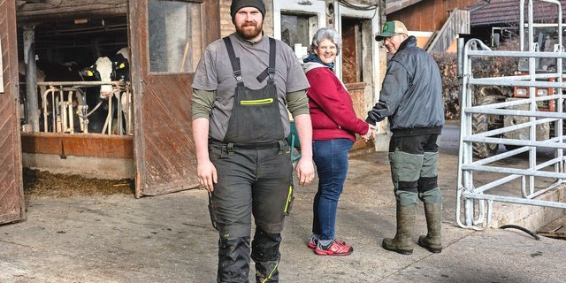 Hannes Kunz (vorne) blickt in die Zukunft; seine Eltern Barbara und Manfred Kunz geben nun schritt-weise Verantwortung ab.