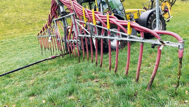 Güllen mit dem Schleppschlauch ist auch in Hanglagen möglich. 