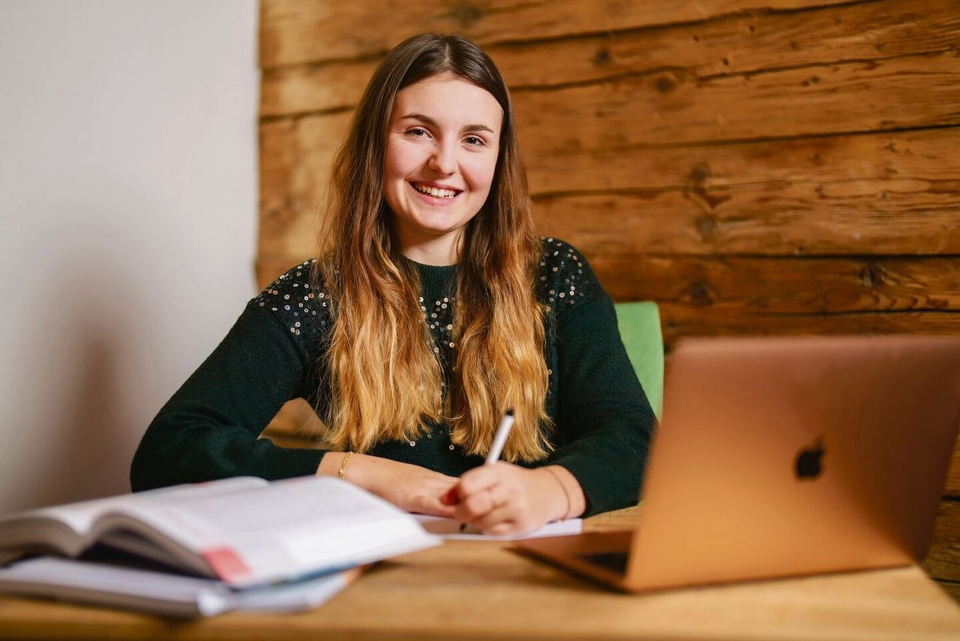Wenn sie nicht im Stall steht, findet man Alessia Sonderegger möglicherweise beim Lernen für ihre zweite Lehre.