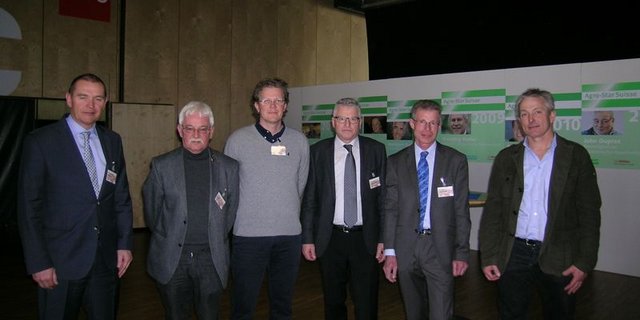Hans-Peter Werder, HPW AG; Dieter Buser, Einkaufspool Früchte und Gemüse, Coop Basel; Walter Guerra, Versuchszentrum Laimburg; Richard Hollenstein, LZSG, Fachstelle Obstbau, Flawil; Markus Kellerhals, Agroscope, Wädenswil und Jürg Hess, Obstproduzent. (Bild Isabelle Schwander)