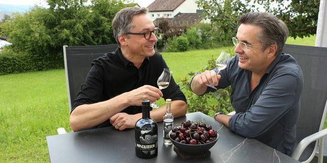 Patrick Zbinden und Hans-Georg Hildebrandt geniessen ihr handwerkliches Spitzenprodukt nach getaner Arbeit. (Bild lid/mf)