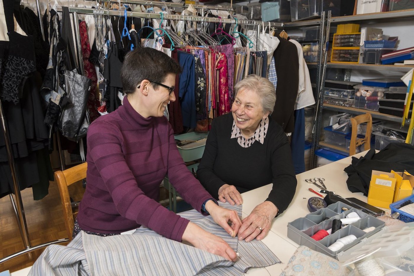 Tochter Claudia und Mutter Annemarie Burri im Atelier der Trachtenstube in Bern. (Foto: Miriam Kolmann)