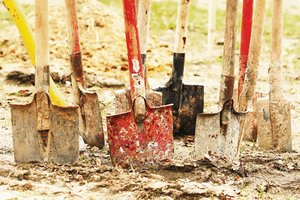 Analyse: Wer am Stadt-Land-Graben schaufelt, fällt selbst hinein Statt am Stadt-Land-Graben zu schaufeln, investiert man seine Zeit besser in Gespräche und baut damit Vertrauen auf. Nur gemeinsam kommen Stadt und Land weiter. (Symbolbild Adobe Stock/Yevgeniy Zateychuk)