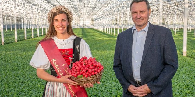 Werner Salzmann, neuer Präsident der Schweizer Gemüseproduzenten (VSGP), gratulierte Lisa Stoll persönlich zu ihrem neuen Amt der ersten Schweizer Radieschen-Prinzessin. (Bild David Eppenberger)