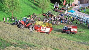 Sowohl Transporter a Sowohl Transporter als auch Traktor und Triebachsladewagen bewältigten den Steilhang auf dem Betrieb Oberziswil problemlos.