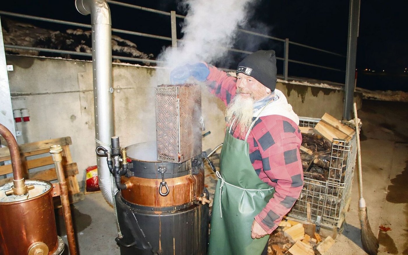 Andreas Grunwald vom Weingut Wiesendanger garte die Treberwürste in einer Brennblase.