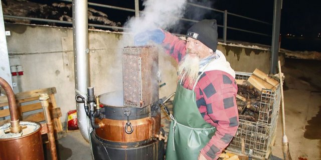Andreas Grunwald vom Weingut Wiesendanger garte die Treberwürste in einer Brennblase.