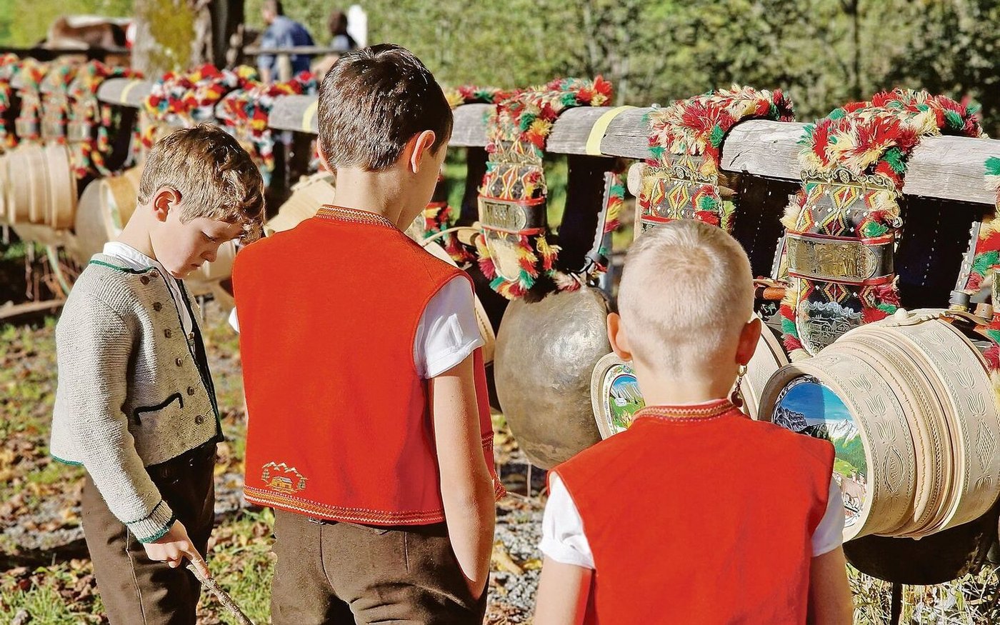 Diese Buben bestaunen die traditionellen Fahreimer und Senntumschellen. Wie die Toggenburger Trachten sind sie Ausdruck des unverkrampft gelebten Brauchtums, an dem Gross und Klein teilhaben. 