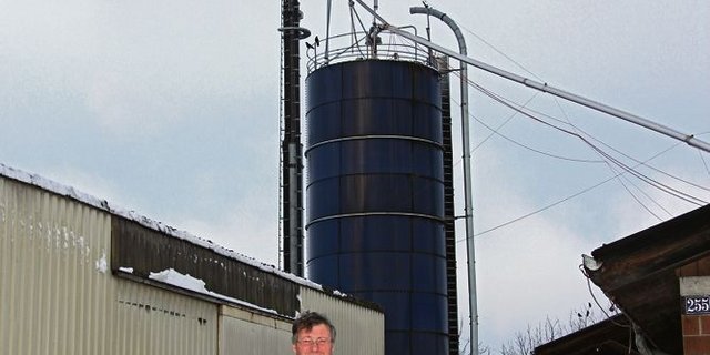 Josef Grosswiler vor der Antenne auf seinem Hof. (Bild Hans Rüssli)