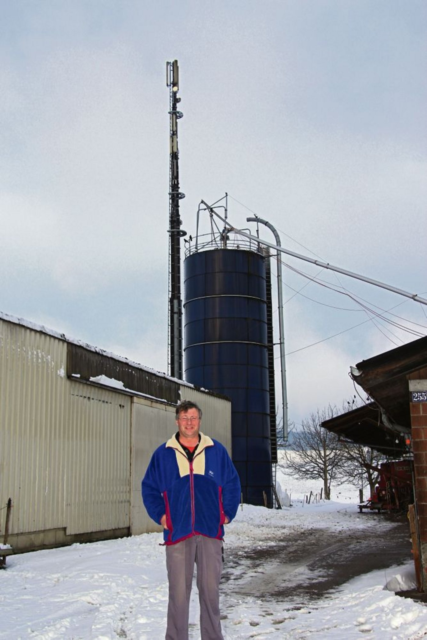 Josef Grosswiler vor der Antenne auf seinem Hof. (Bild Hans Rüssli)