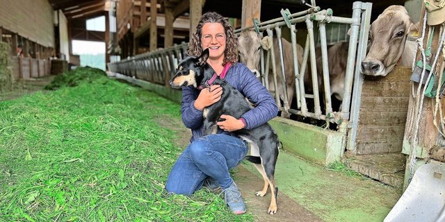 Am liebsten ist Ramona Ammann im Stall – beim Melken, Füttern, Abkalben oder Klauenschneiden. Immer mit dabei ist ihr Hund Ohana. Der Australian Working Kelpie bewährt sich als Hüte- und Treibhund. 