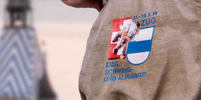 Am Eidgenössischen Schwing- und Älplerfest massen sich bisher auch die Hornusser. (Bild esafzug.ch)