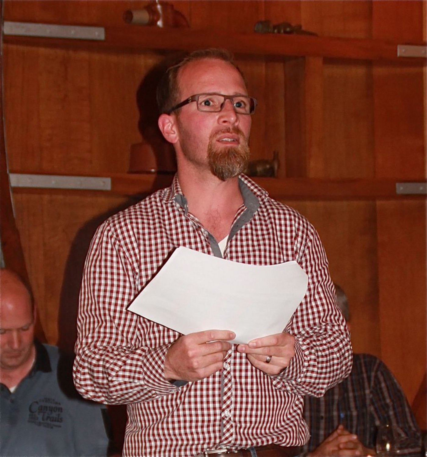 Stefan Gysel vor den versammelten Rebleuten in Hallau (Bild RoMü)