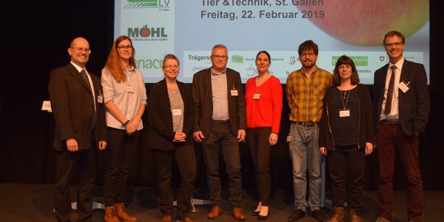 Sie diskutierten darüber, in welche Richtung sich die Obstbranche in Zukunft bewegen muss (v.l.n.r.): Jimmy Mariéthoz (SOV), Diana Zwahlen (Agroscope), Franziska Zavagli (CTIFL), Podiumsleiter Richard Hollenstein, Alice Chalupny (Fenaco), Grégoire Tombez (Warm Consulting Group), Sarah Perren (Agroscope) und Tagungsleiter Andreas Naef (Agroscope). (Bild sgi)