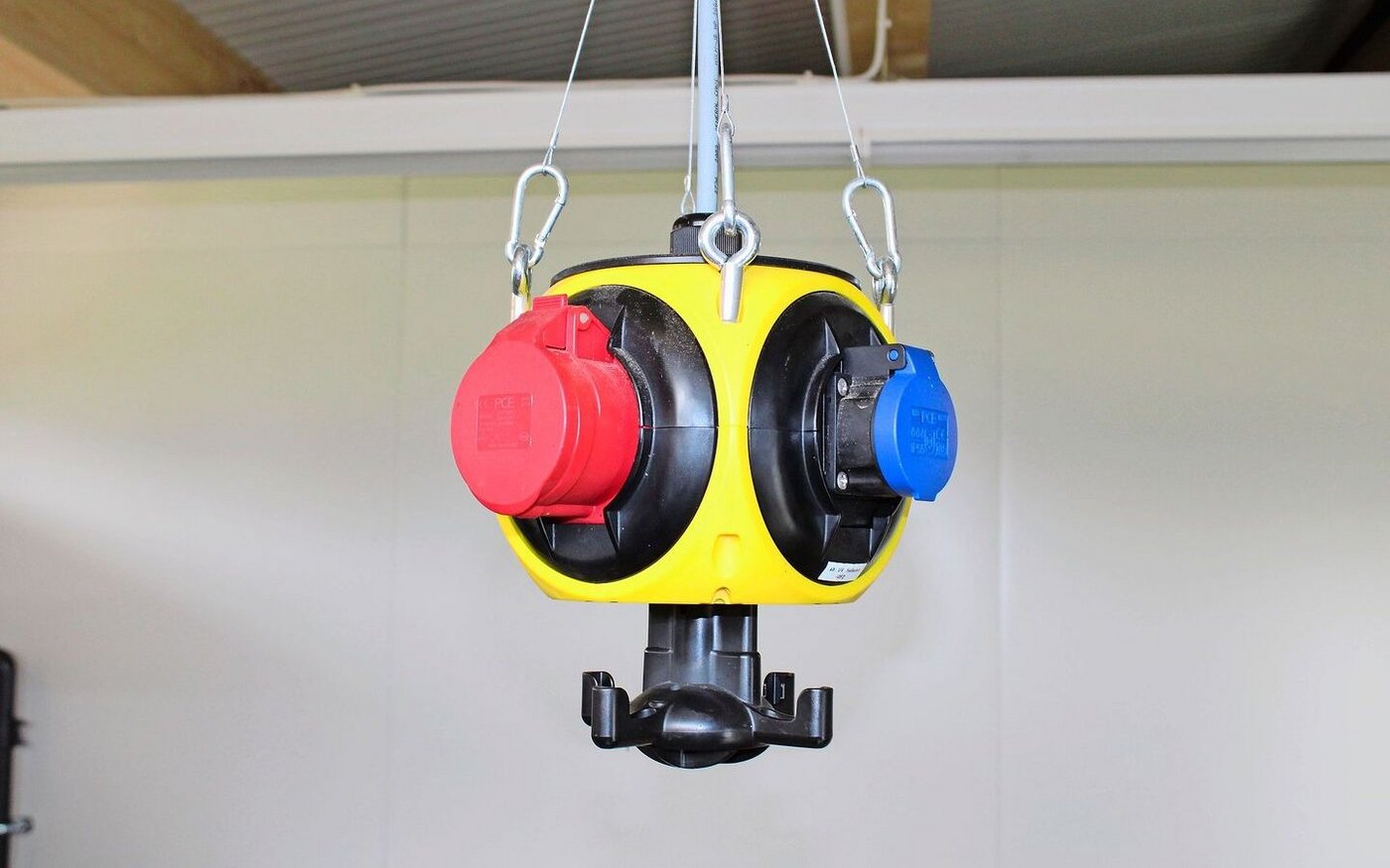 Praktisch: Hängender Steckdosen-Würfel. 