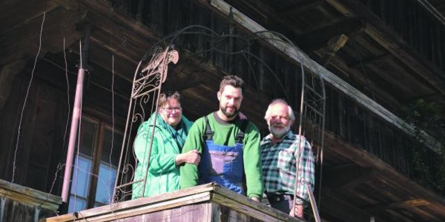 Mutter Ruth und Vater Werner Basler geben dem frischgebackenen Hof-Besitzer, Roger Basler, Rückendeckung. (Bild Peter Fankhauser)