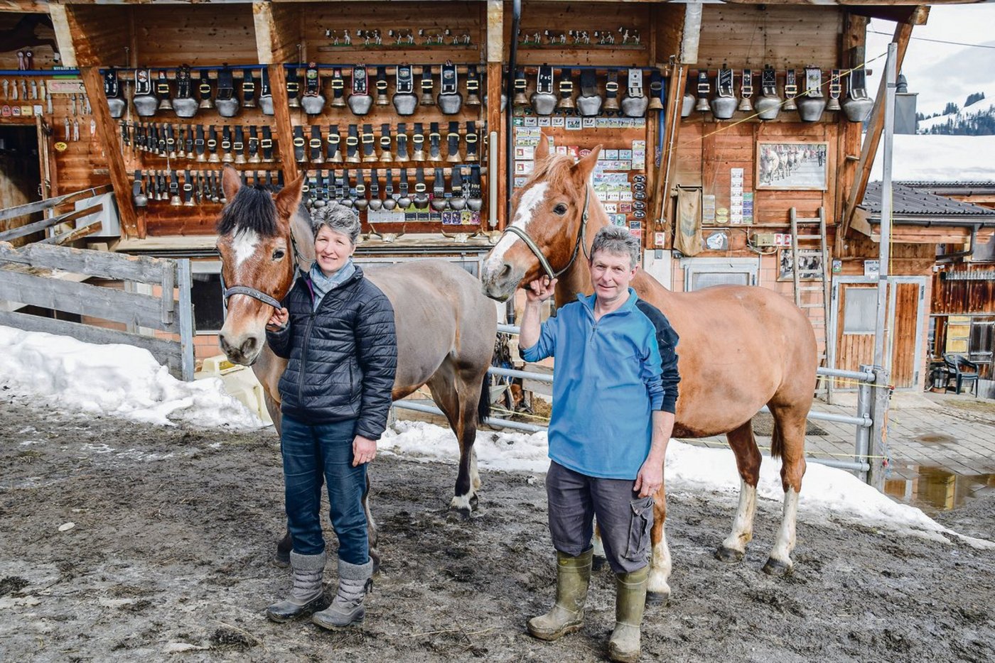 Anita und Johann von Grünigen mit ihren zwei Pferden. (Bild Peter Fankhauser)