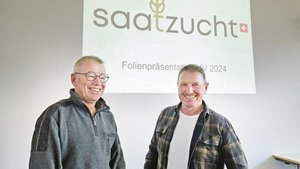 Fredy Kessler (l.) ü Fredy Kessler (l.) übergibt an Sepp Sennhauser