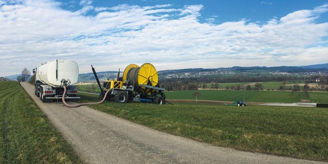 Beim Verschlauchen ab Feldrand muss das Feld nicht mit dem Tankwagen befahren werden. Dies schont den Boden. Bild: zvg