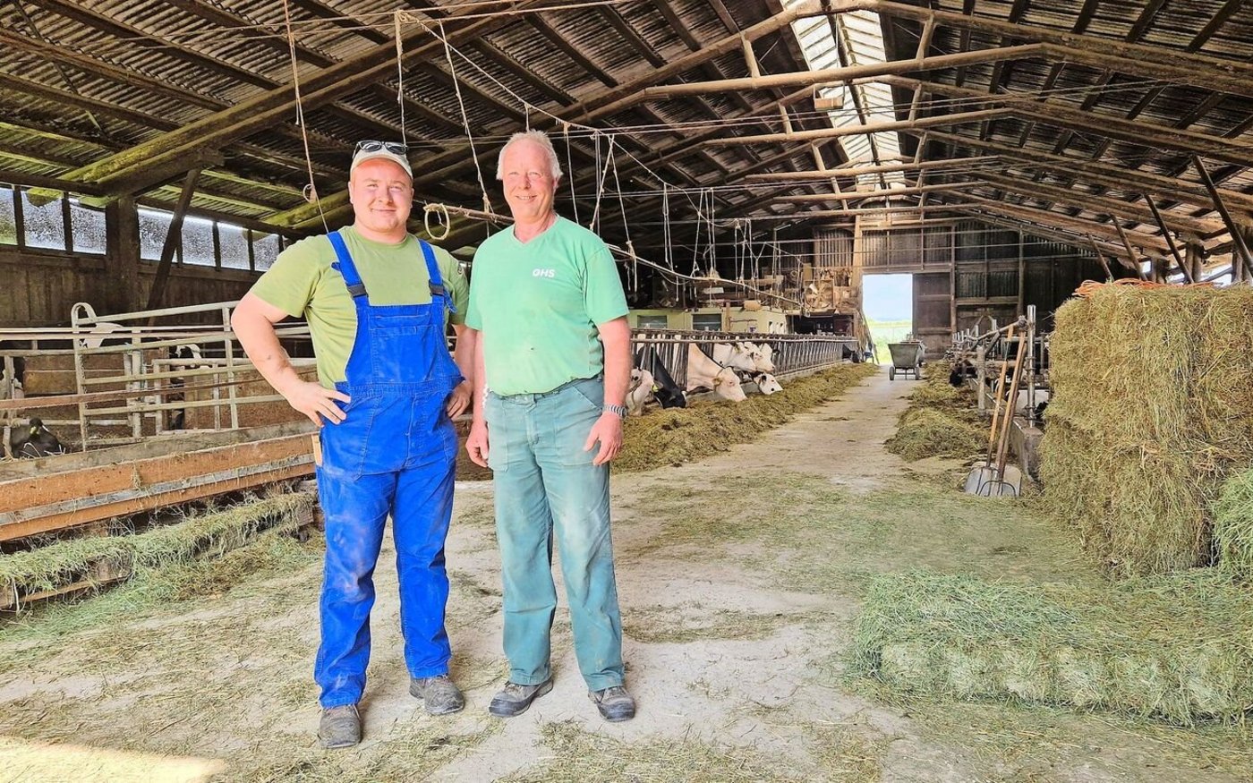 Dominik (links) und Urs Winzeler im Stall: Die Zucht der Holstein-Kühe ist die Leidenschaft dieser beiden Männer.