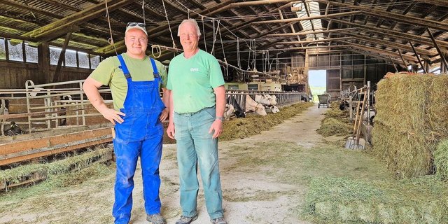 Dominik (links) und Urs Winzeler im Stall: Die Zucht der Holstein-Kühe ist die Leidenschaft dieser beiden Männer.