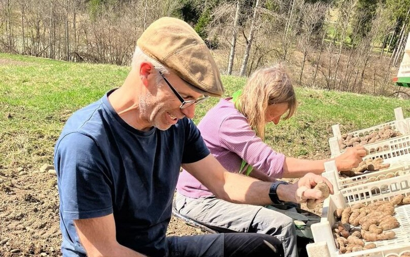 Christof Dietler auf dem Kartoffelacker. Der IGAS-Geschäftsführer will gesellschaftspolitische Fragen neu denken.