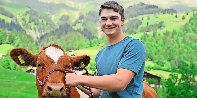 Bei der Stierenauswahl berät sich Jungzüchter Florian Wäfler mit seinem Vater. Er schätzt das gemeinsame Fachsimpeln. Am liebsten setzt der Jungzüchter die beiden SF-Stiere Tommy P und Barack P ein.
