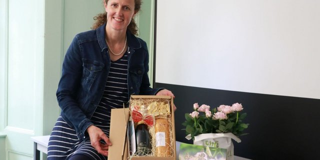 Yvonne Koller, Bildungskoordinatorin beim SBLV, gratulierte den Absolventinnen online, die Apéro-Knabbereien wurden per Post verschickt. (Bild Ruth Aerni)