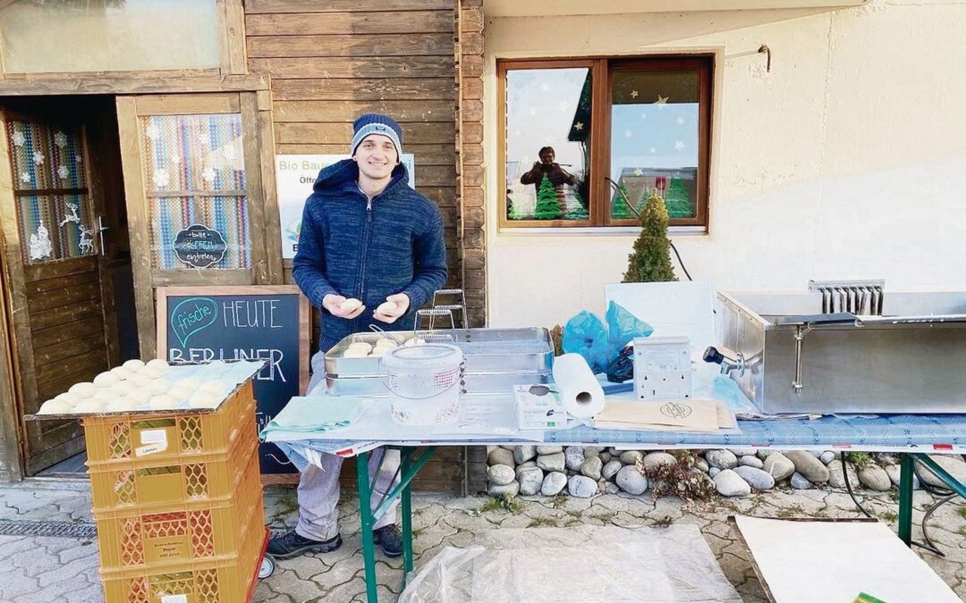 Regelmässig steht Simon Peter vor seinem Hofladen oder denjenigen seiner Abnehmer und backt frische Berliner. Eine Aktion, die sehr beliebt ist bei den Kunden. 