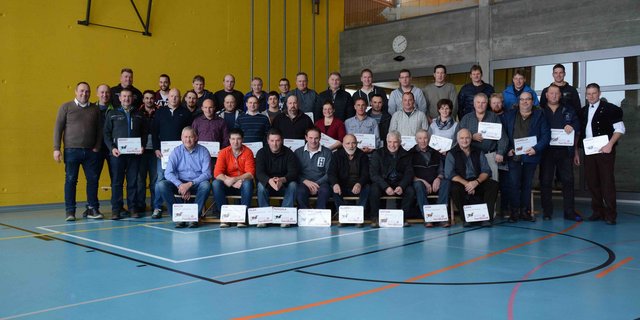 Die stolzen Besitzer der 100000er Kühe erhielten von Swissherdbook-Präsident Markus Gerber (links) Plaketten. (Bild sb)