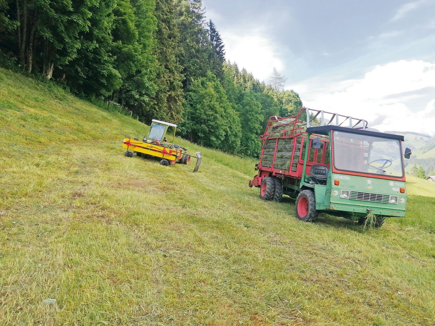 Auf dem Foto zu sehen ist Toni Bergmanns Schilter 1300 mit dem Trunkenpolz Lagegerät, den er letzten Herbst kaufte und im Hintergrund der Rasant 1903.(Bild Toni Bergmann)