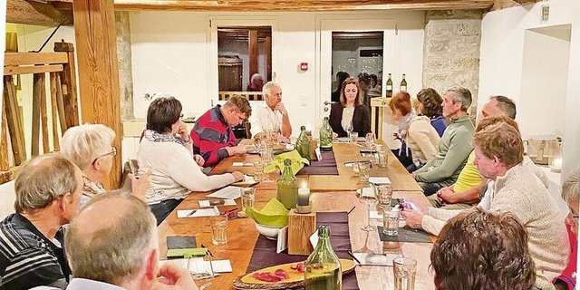 Markus Reinhard und Petra Grätzer (am Tisch hinten) diskutierten über ihre Agrotourismus-Erfahrungen. 