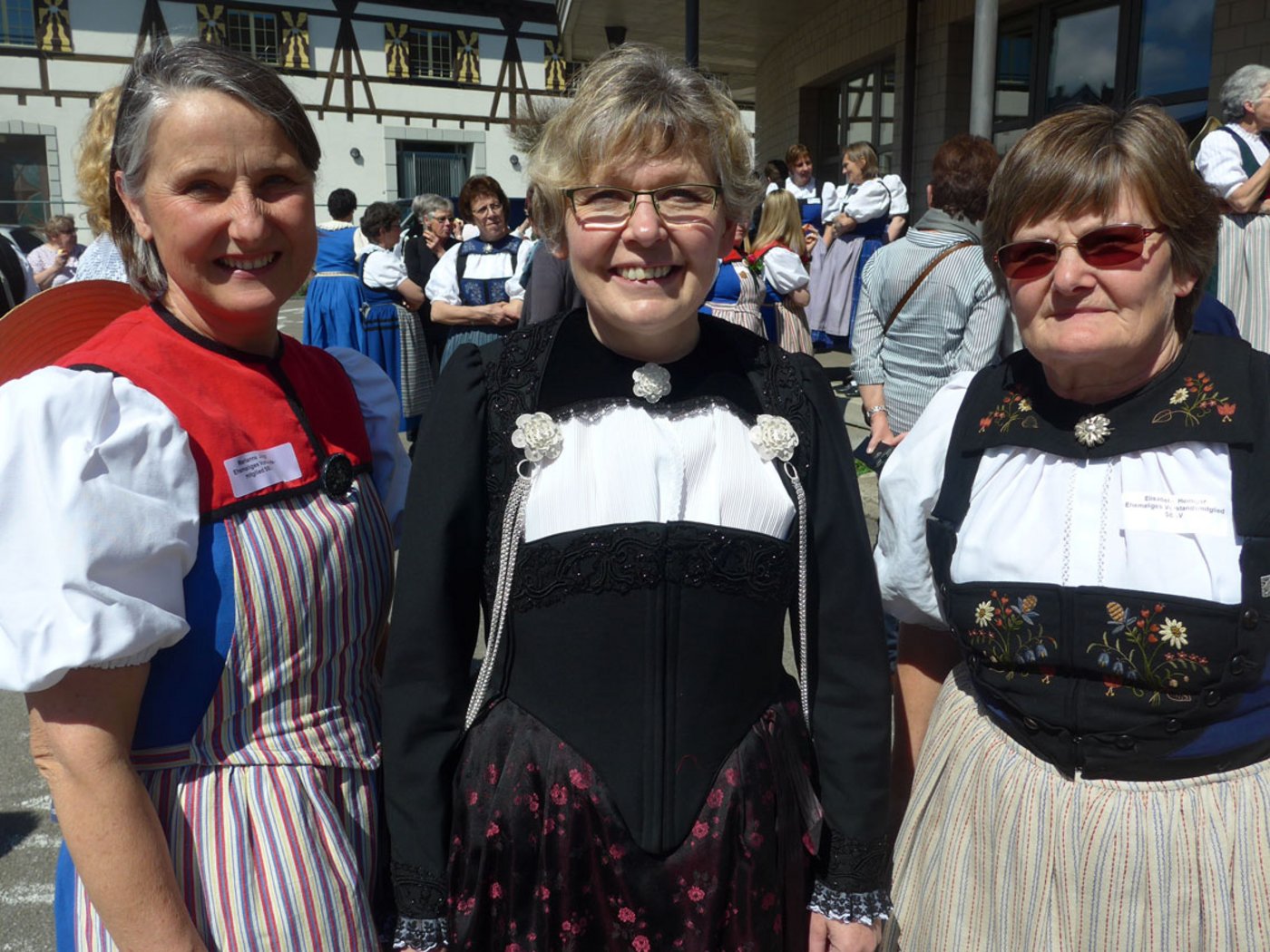 Farbenfrohe Versammlung: Marianne Jungo aus dem Freiburger Sensebezirk, Präsidentin Christine Bühler im "Tschöppli" und Elisabeth Heiniger aus Villmergen. (Bilder akr)