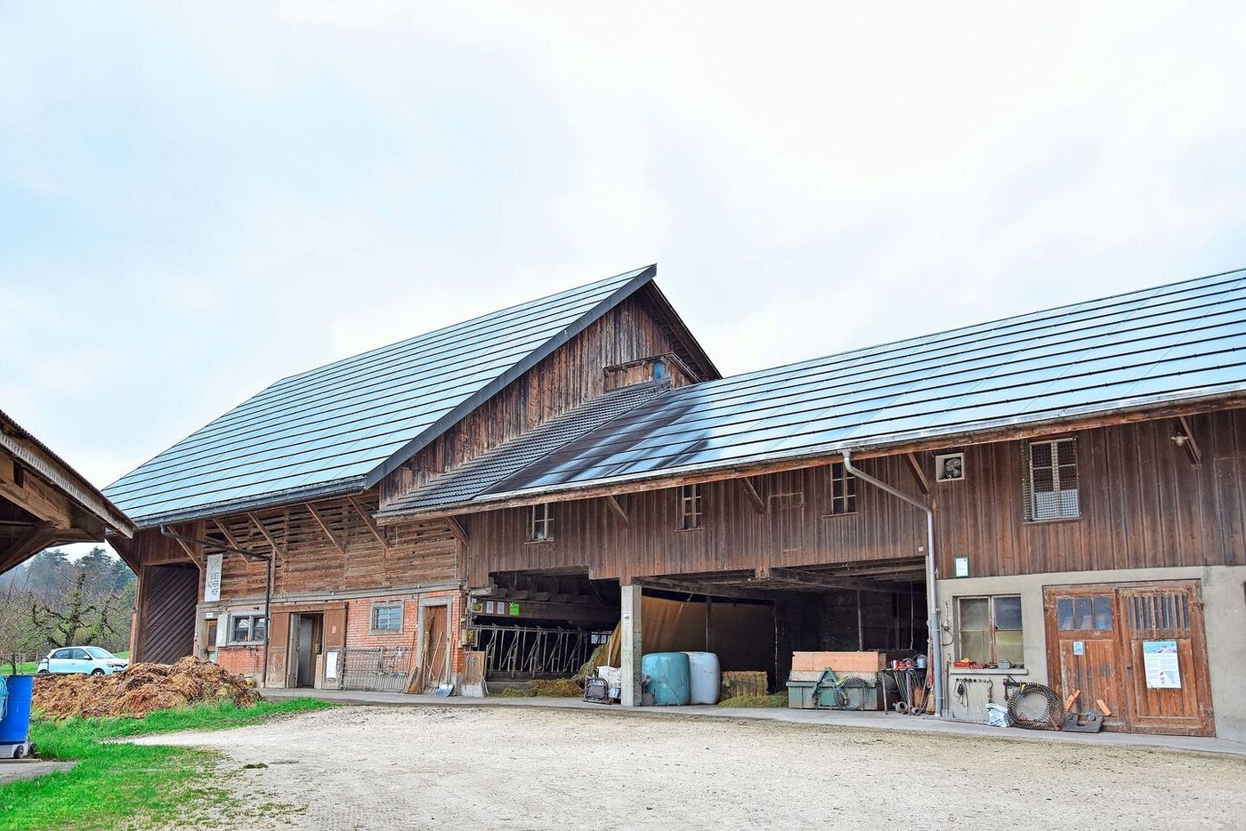 Auf zwei Dachflächen des Betriebs ist eine Solaranlage installiert, die das Doppelte des Eigenbedarfs an Strom liefert. 
