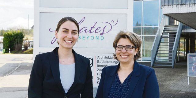 Giulia Balmer (links) und Brigitte Grab vor der Geschäftsstelle des Regionalmanagements Zürcher Weinland in Kleinandelfingen:  Sie  engagieren sich dafür, die Standortattraktivität des Zürcher Weinlands zu steigern.(Bild Isabelle Schwander)