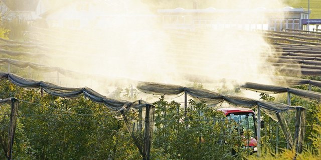 Dank grösserer Tröpfchen können mit Turbo-Drop-Injektordüsen Abdrifte und Sprühwolken wie hier im Bild massiv verringert werden. (Bild Ruth Aerni)