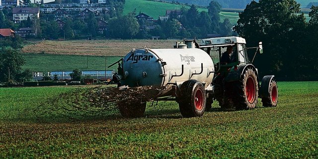 Betriebe, die Gülle zu- oder wegführen, müssen dies zukünftig mit elektronsichen Lieferscheinen belegen können. (Bild: BauZ)