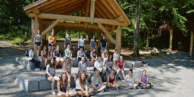 Ein etwas anderes Foto dieses Jahr: Die Agriprakti-Klasse war im Wald beim Bräteln und an einer Bauernhof-Olympiade.(Bild zVg)